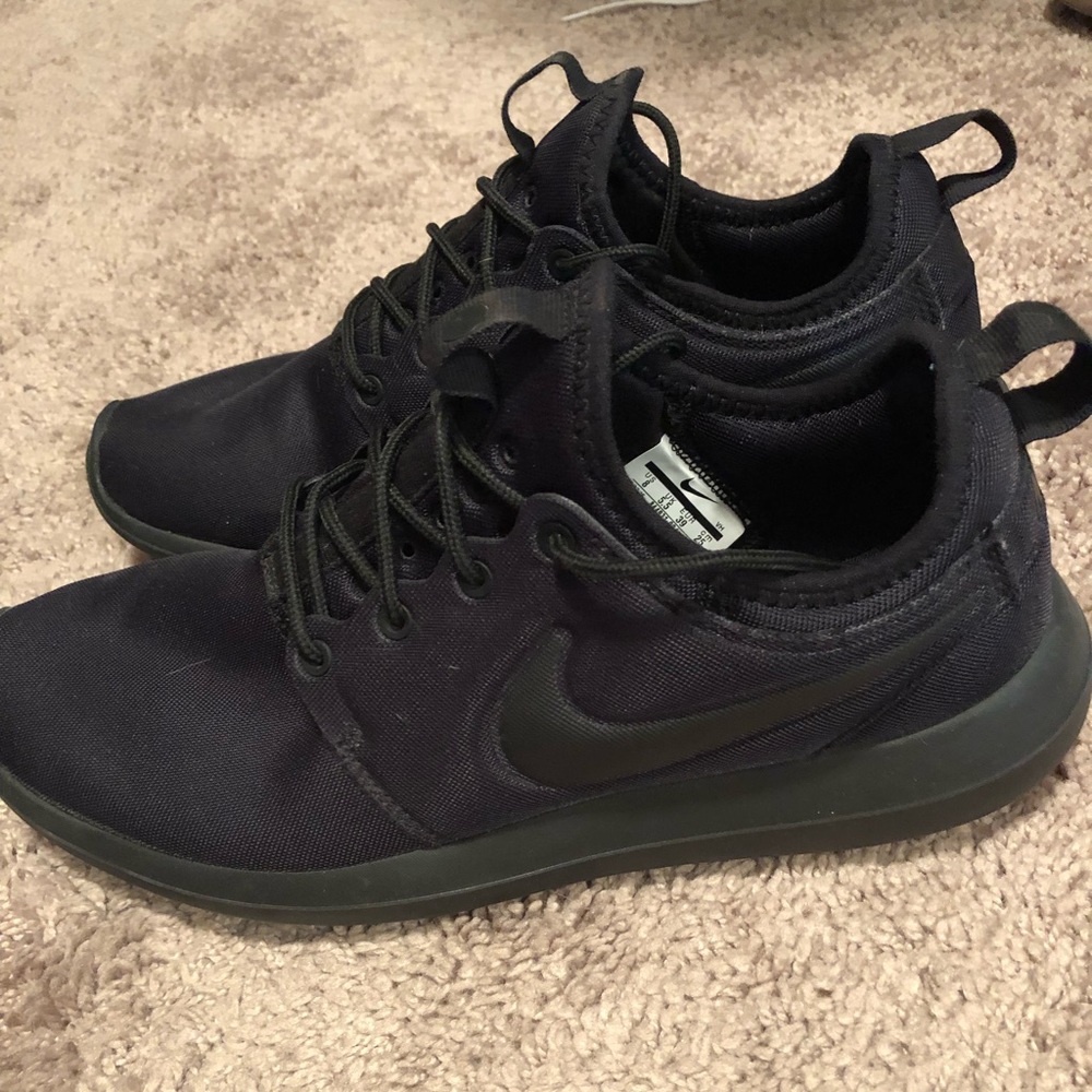 Black Nike Tennis Shoes